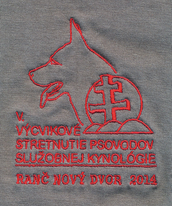 Účastníci piateho stretnutia psovodov služobnej kynológie boli majiteľmi Nového ranča Z Polytanu SK obdarovaní vkusnými a praktickými pamätnými tričkami s vyšívaným logotypom podujatia.