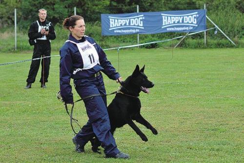 Psovodka Magyarország Rendörség – Police Anita Rétiová so služobným psom MILÁN (NO), vyzýva figurantov simulujúcich krčmovú hádku a výtržnosť, aby sa upokojili, pretože inak použije služobného psa.