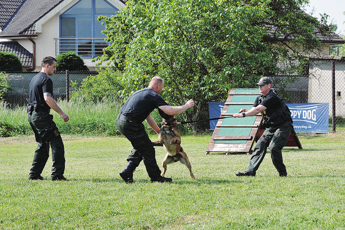 Psovod – obranár ZVJS MS SR predviedol aj ukážku blokovania dvoch útočníkov služobným psom vystrojeným špeciálnym obranárskym náhubkom, ktorý na útočníka pôsobí ako úder boxerskou rukavicou, a zabráni psovi zraniť útočníka zubami