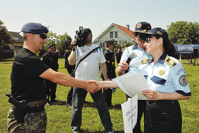 Náčelníčka MsP Bratislava JUDr. Zuzana Zajacová ocenila účasť tímu Vojenskej polície MO SR odovzdaním pamätnej plakety a diplomu vedúcemu reprezentačného tímu