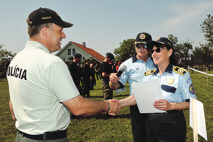 Náčelníčka MsP Bratislava JUDr. Zuzana Zajacová ocenila účasť družstva Krajského riaditeľstva PZ v Bratislave odovzdaním pamätnej plakety a diplomu vedúcemu reprezentačného družstva