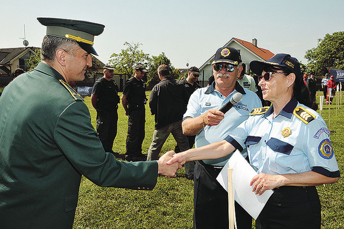 Náčelníčka MsP Bratislava JUDr. Zuzana Zajacová ocenila účasť družstva Finančnej správy SR odovzdaním pamätnej plakety a diplomu vedúcemu reprezentačného družstva