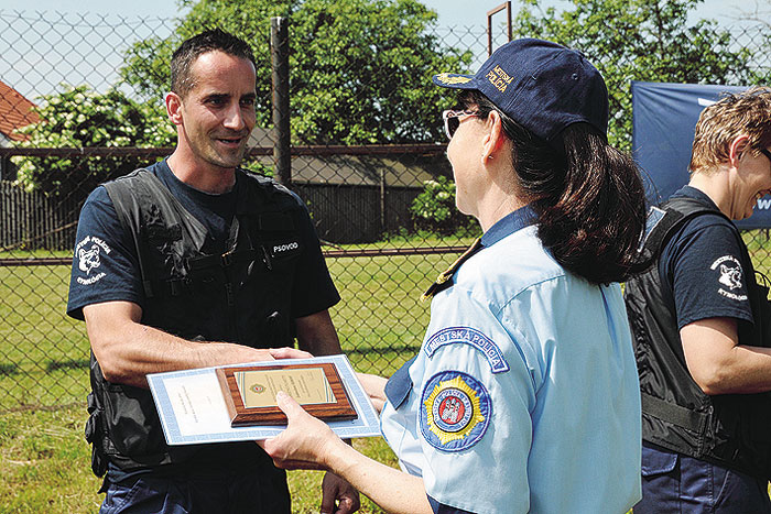 Náčelníčka MsP Bratislava JUDr. Zuzana Zajacová ocenila prácu družstva psovodov hosťujúcej Mestskej polície Bratislava na príprave tohto podujatia a všetkým psovodom odovzdala pamätnú plaketu a diplom