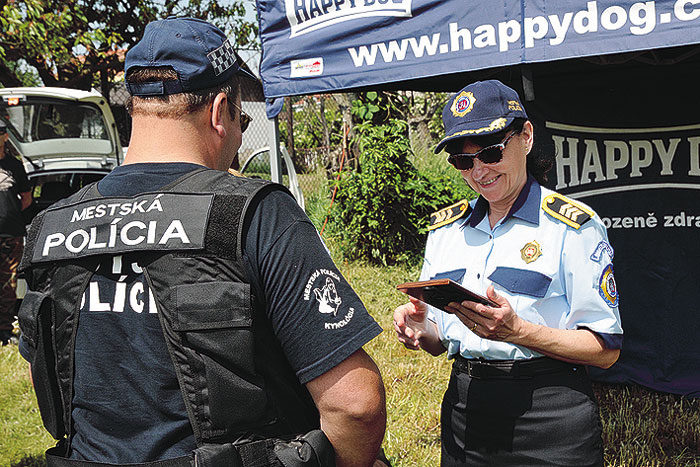 Psovodi Mestskej polície v Bratislave verejne poďakovali svojej náčelníčke JUDr. Zuzane Zajacovej za priazeň a možnosť zorganizovať toto pracovné sústredenie a z vďaky jej odovzdali Pamätnú plaketu kynológie MsP Bratislava