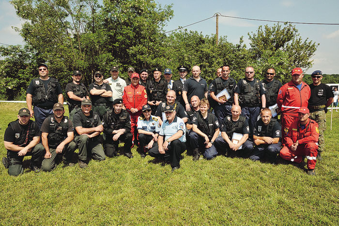 Spoločná rozlúčková fotografia účastníkov odborného stretnutia kynológov na cvičáku MsP Bratislava na Starých Gruntoch